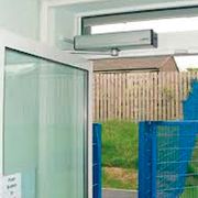 Automatizaciones Tecons, S.L. puerta de cristal con brazo 