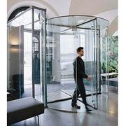 Automatizaciones Tecons, S.L. persona usando puerta de cristal 